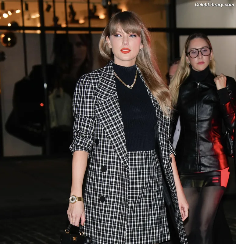 Taylor Swift photo 13 of 4190