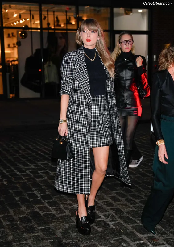 Taylor Swift photo 14 of 4190