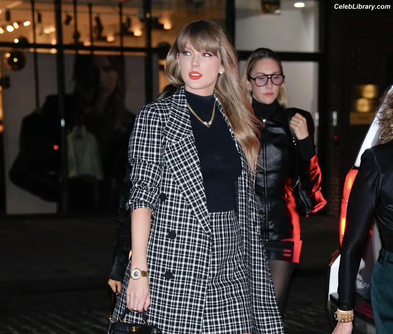 Taylor Swift photo 16 of 4190