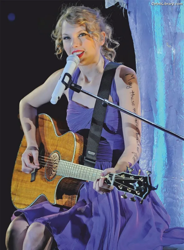 Taylor Swift photo 10 of 4190