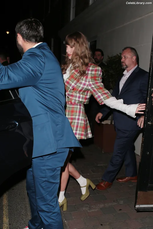 Taylor Swift photo 15 of 4190