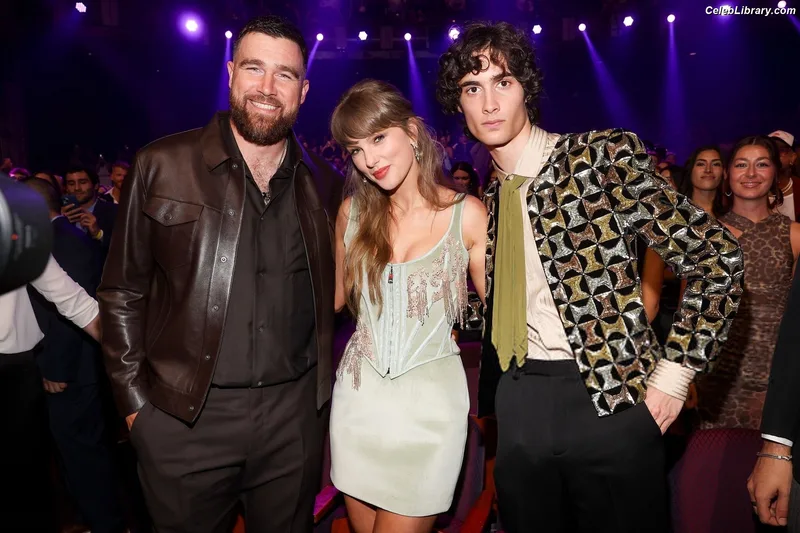 Taylor Swift photo 12 of 4190