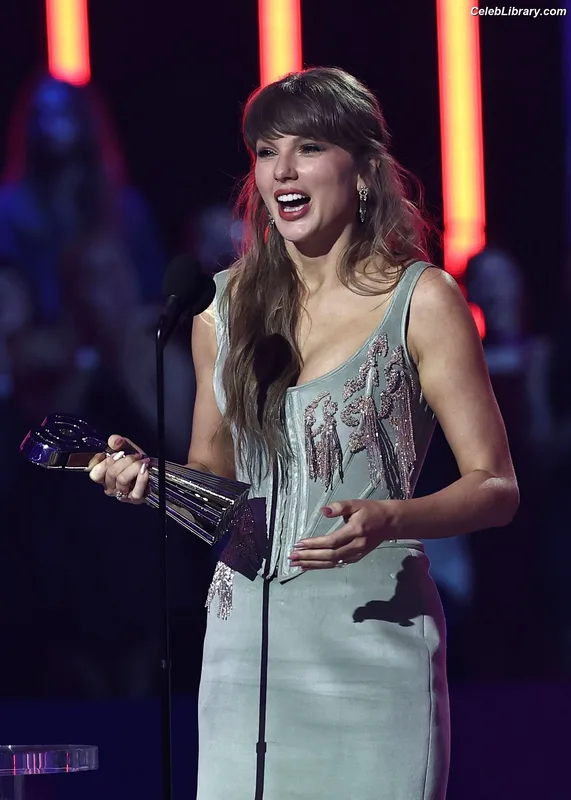 Taylor Swift photo 19 of 4190