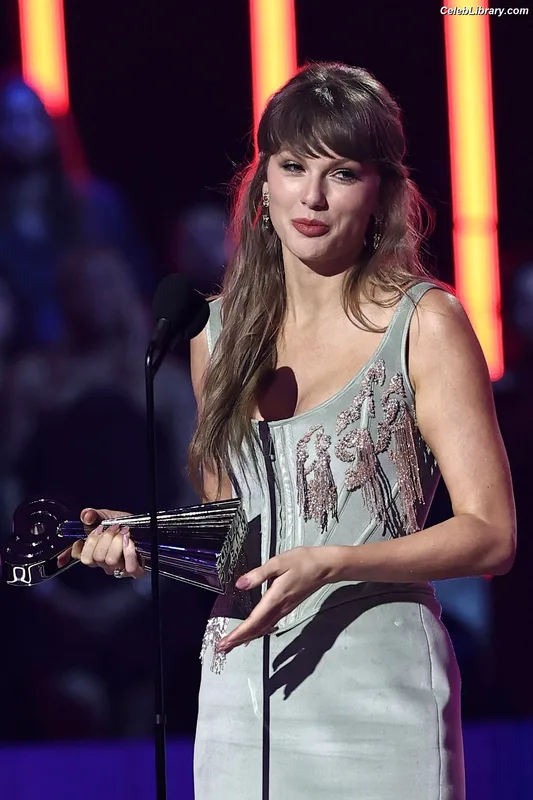 Taylor Swift photo 24 of 4190