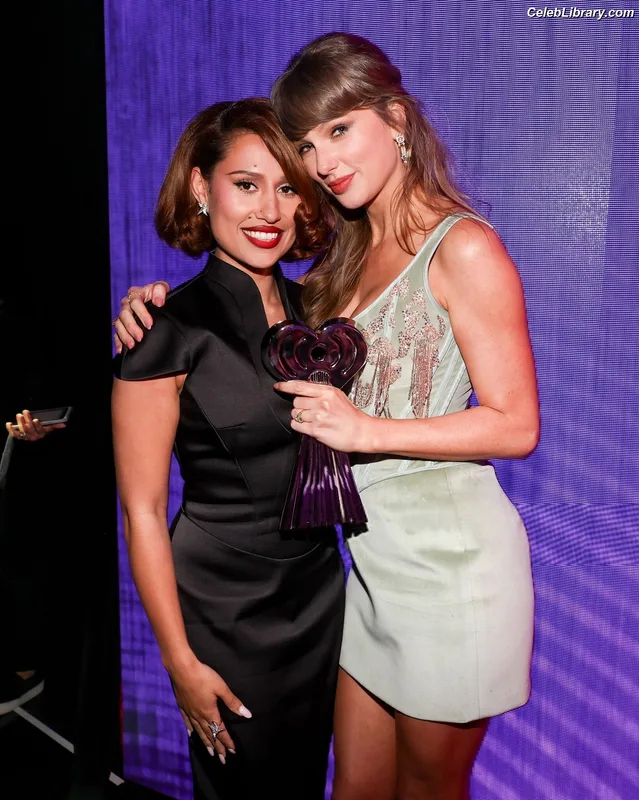 Taylor Swift photo 6 of 4190