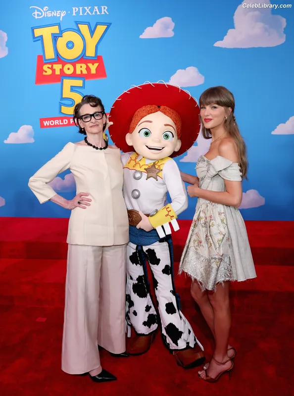 Taylor Swift photo 10 of 4190