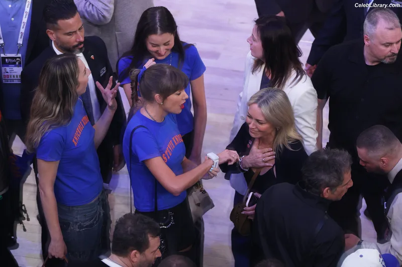 Taylor Swift photo 17 of 4190