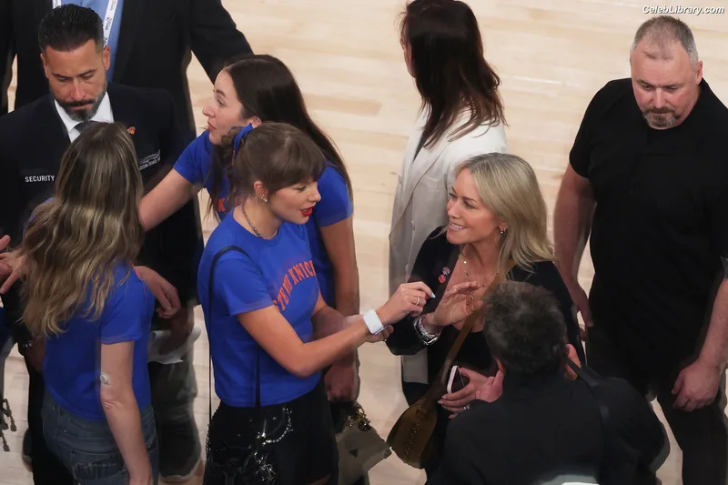 Taylor Swift photo 18 of 4190