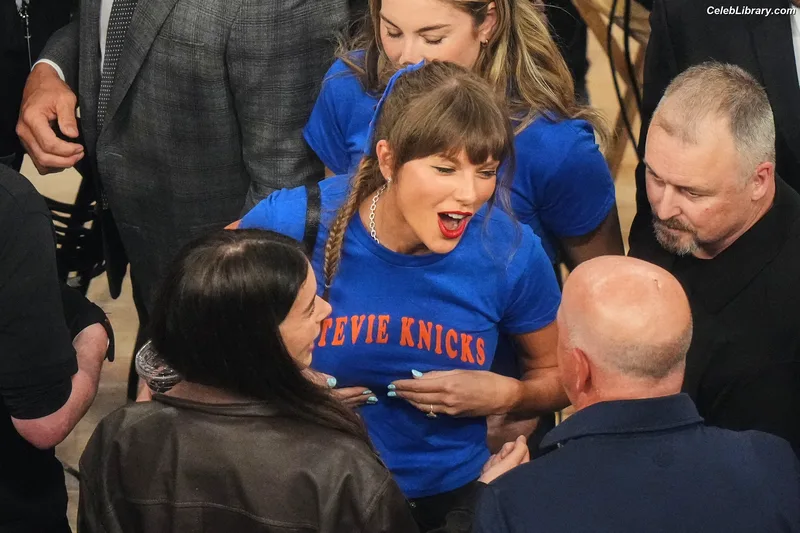 Taylor Swift photo 1 of 4190