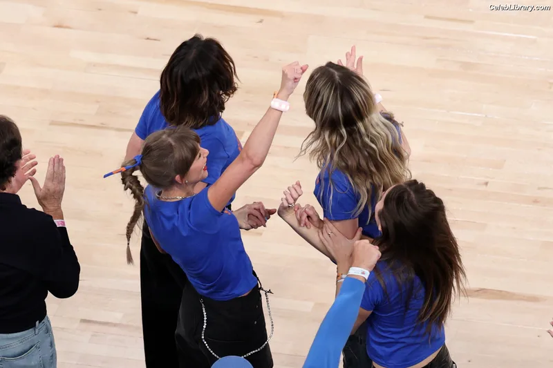 Taylor Swift photo 12 of 4190