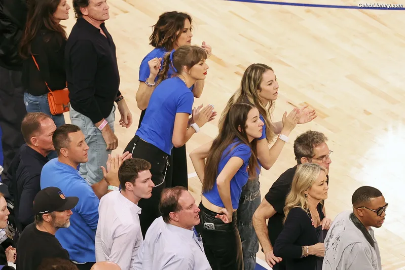 Taylor Swift photo 13 of 4190