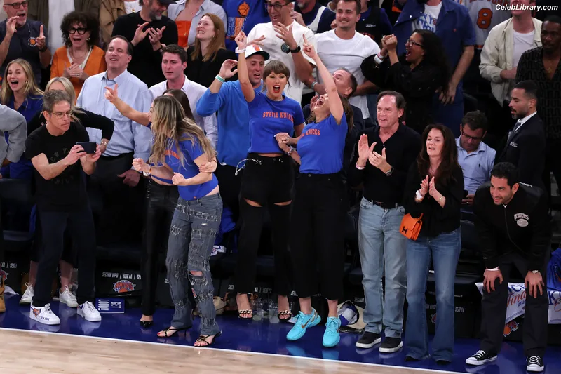 Taylor Swift photo 15 of 4190