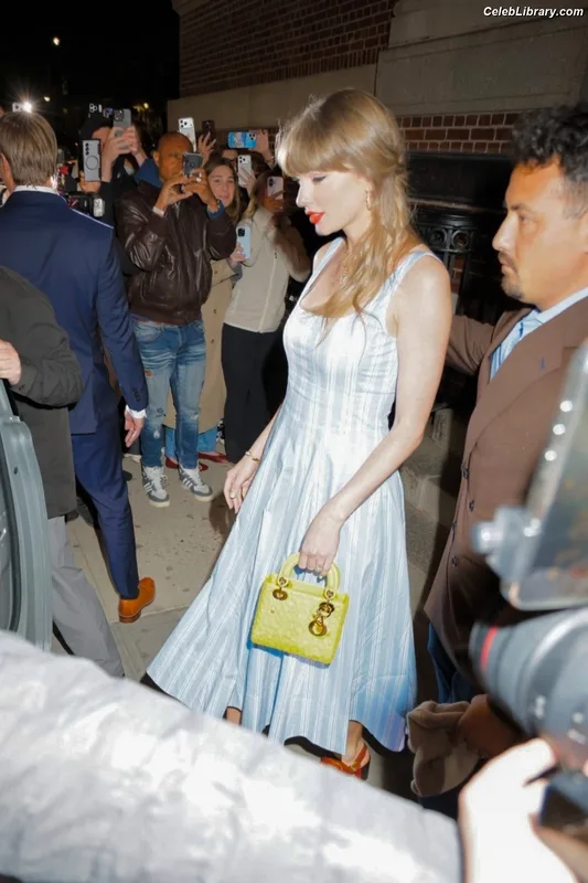 Taylor Swift photo 10 of 4190