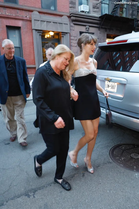 Taylor Swift photo 11 of 4190