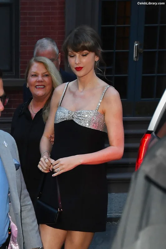 Taylor Swift photo 15 of 4190