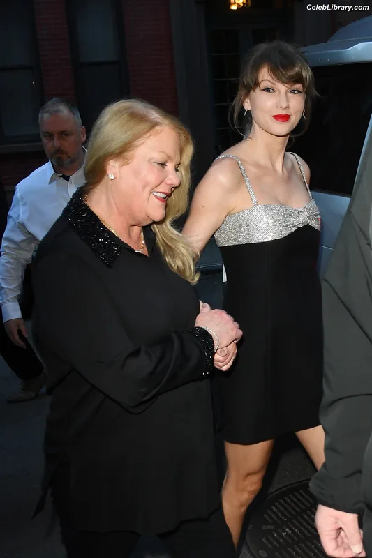Taylor Swift photo 18 of 4190