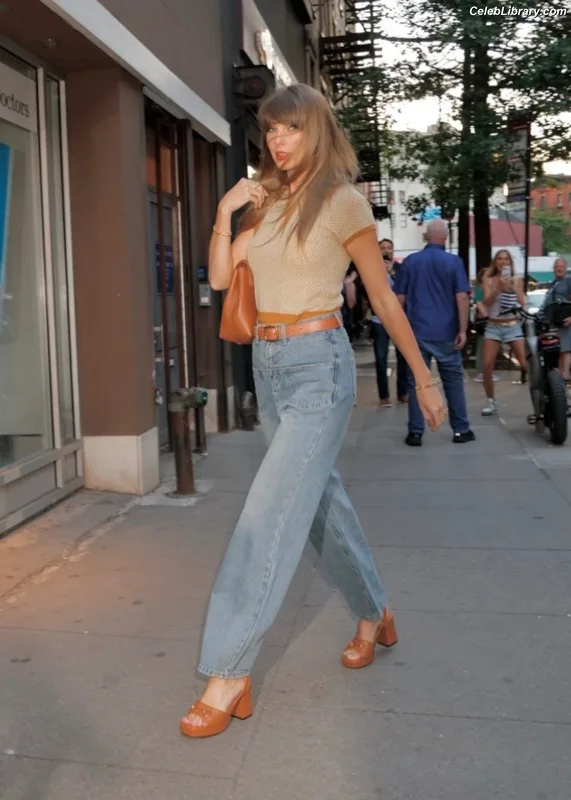 Taylor Swift photo 24 of 4190