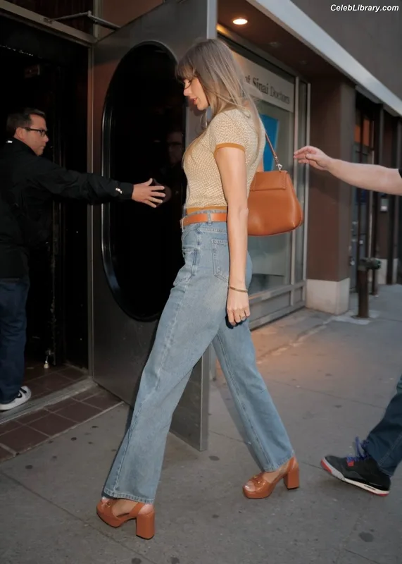 Taylor Swift photo 8 of 4190