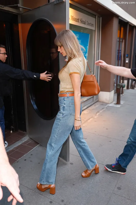 Taylor Swift photo 1 of 4190