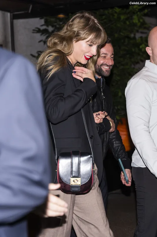 Taylor Swift photo 7 of 4190