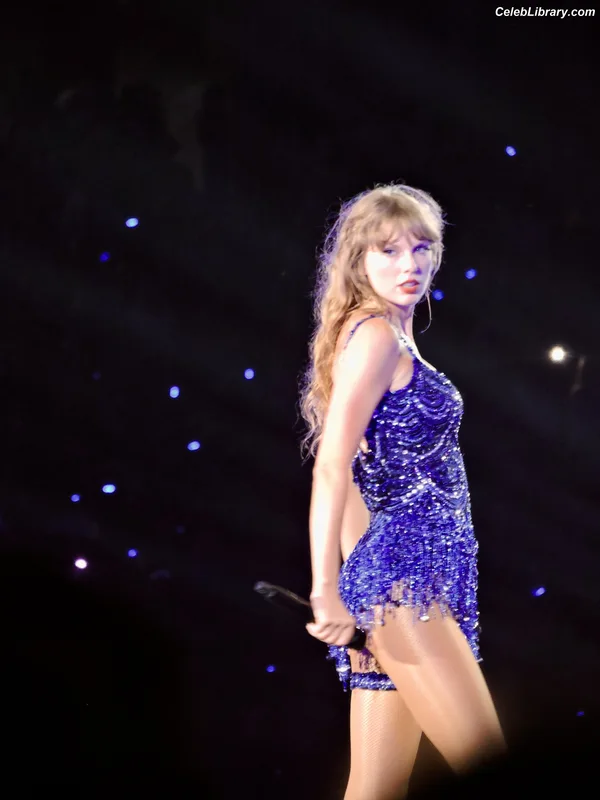 Taylor Swift photo 10 of 4190