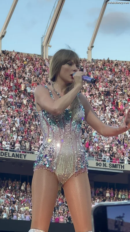 Taylor Swift photo 13 of 4190