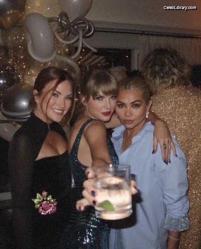 Taylor Swift photo 15 of 4190