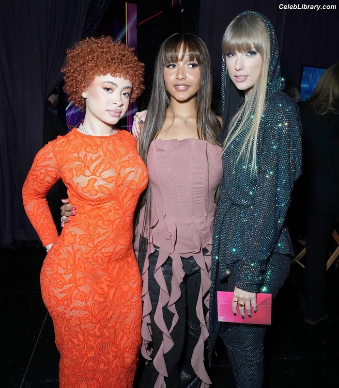 Taylor Swift photo 17 of 4190