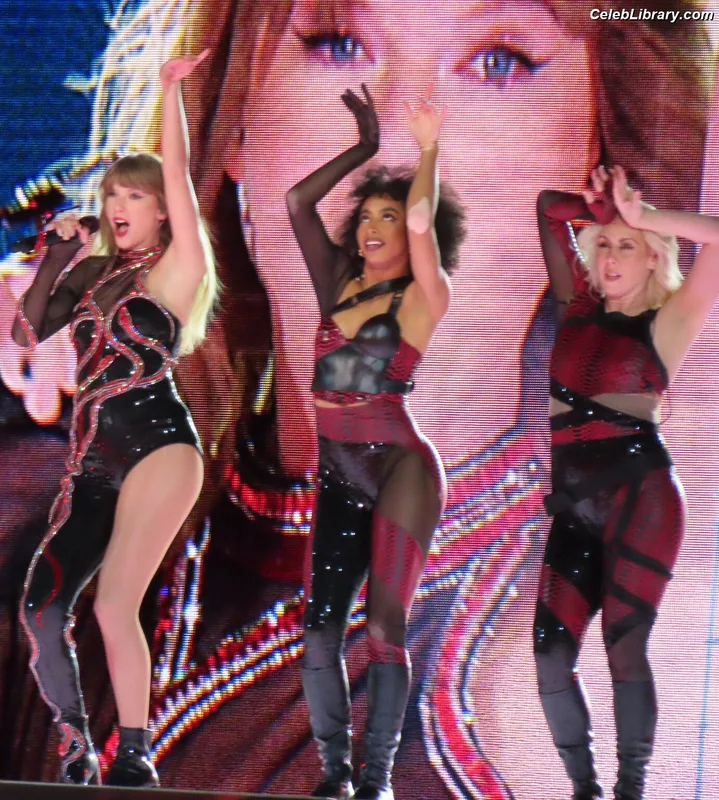 Taylor Swift photo 13 of 4190