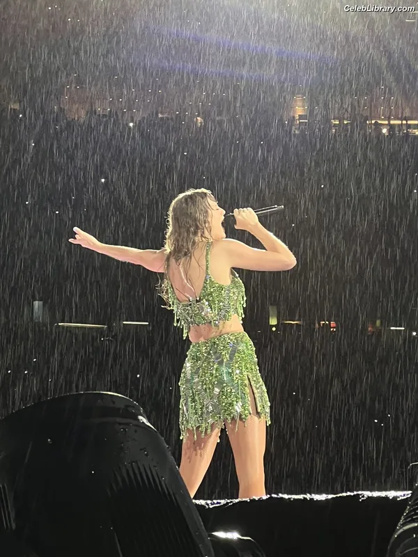 Taylor Swift photo 1 of 4190