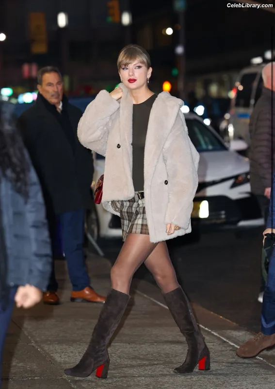Taylor Swift photo 15 of 4190