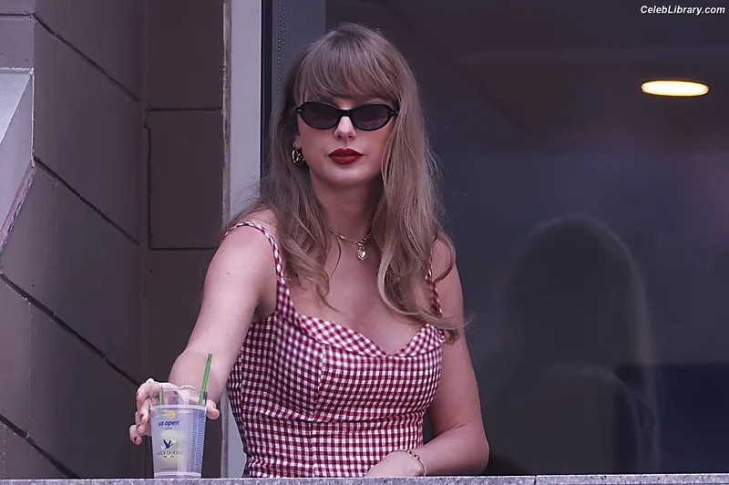 Taylor Swift photo 23 of 4190
