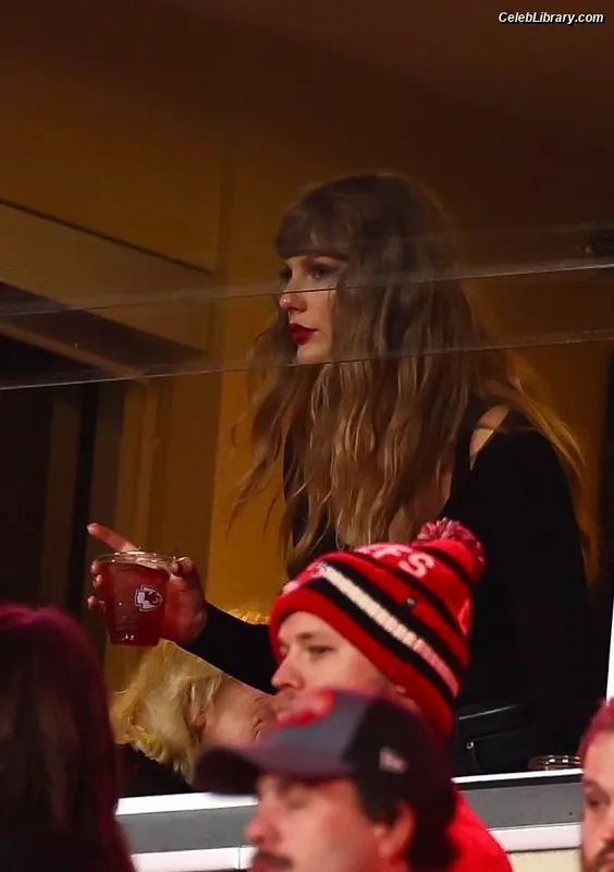 Taylor Swift photo 16 of 4190