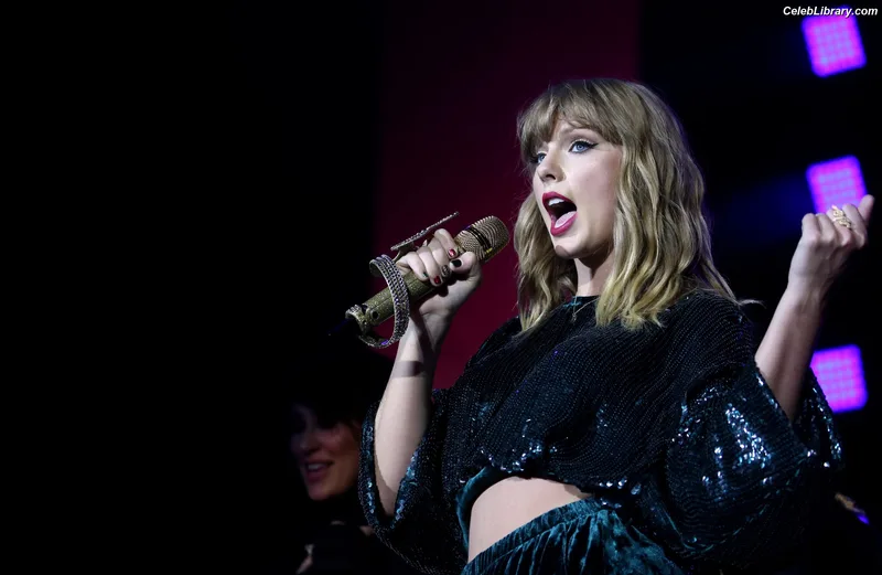 Taylor Swift photo 7 of 4190