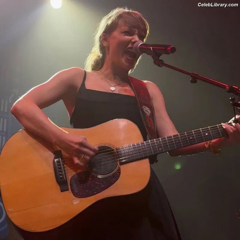 Taylor Swift photo 22 of 4190