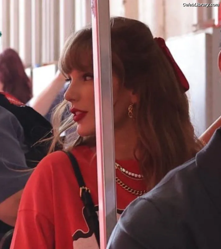 Taylor Swift photo 16 of 4190