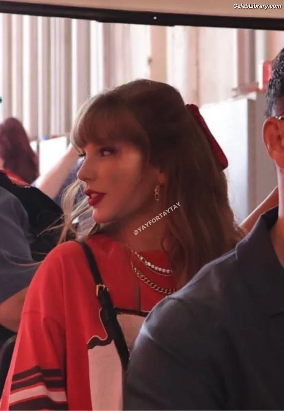 Taylor Swift photo 22 of 4190