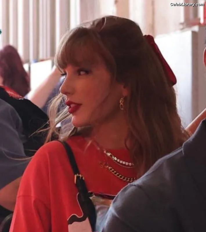 Taylor Swift photo 12 of 4190