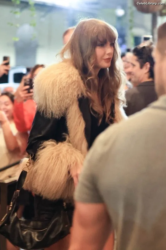 Taylor Swift photo 22 of 4190