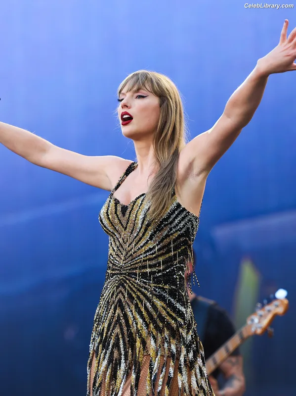 Taylor Swift photo 23 of 4190