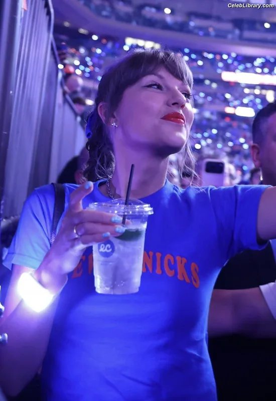 Taylor Swift photo 2 of 4190