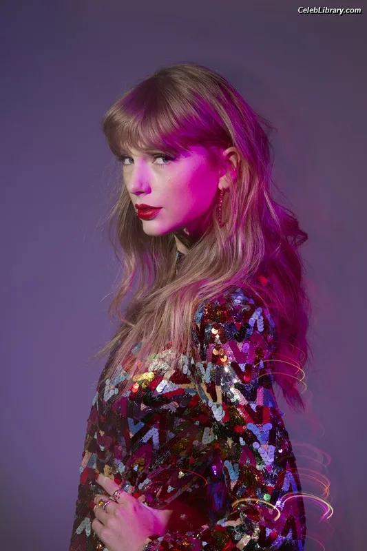 Taylor Swift photo 16 of 4190