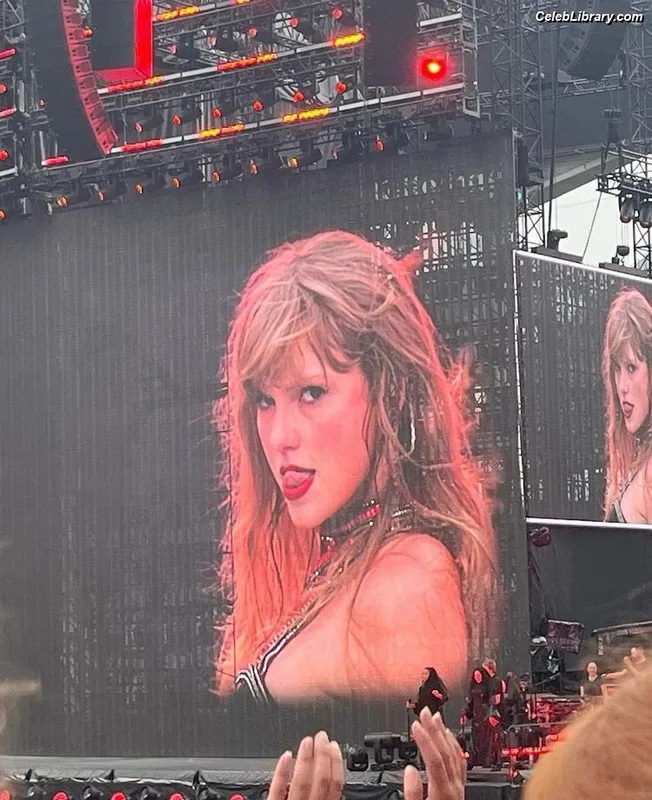 Taylor Swift photo 21 of 4190