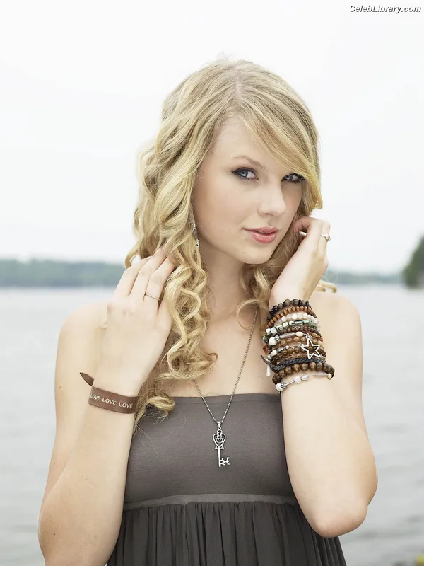 Taylor Swift photo 10 of 4190