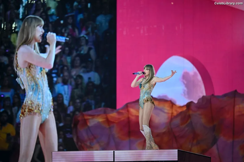 Taylor Swift photo 14 of 4190