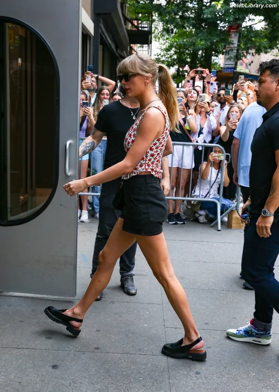 Taylor Swift photo 4 of 4190