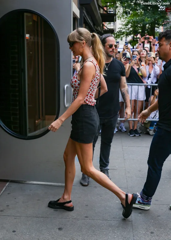 Taylor Swift photo 20 of 4190