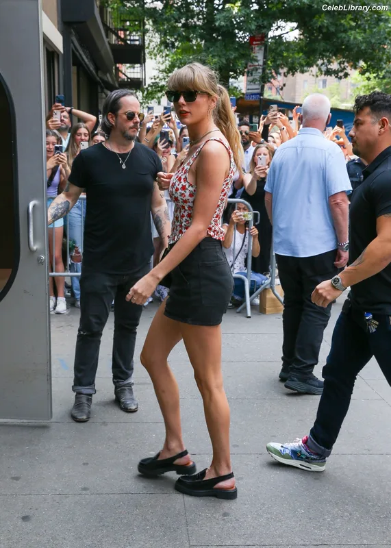 Taylor Swift photo 23 of 4190