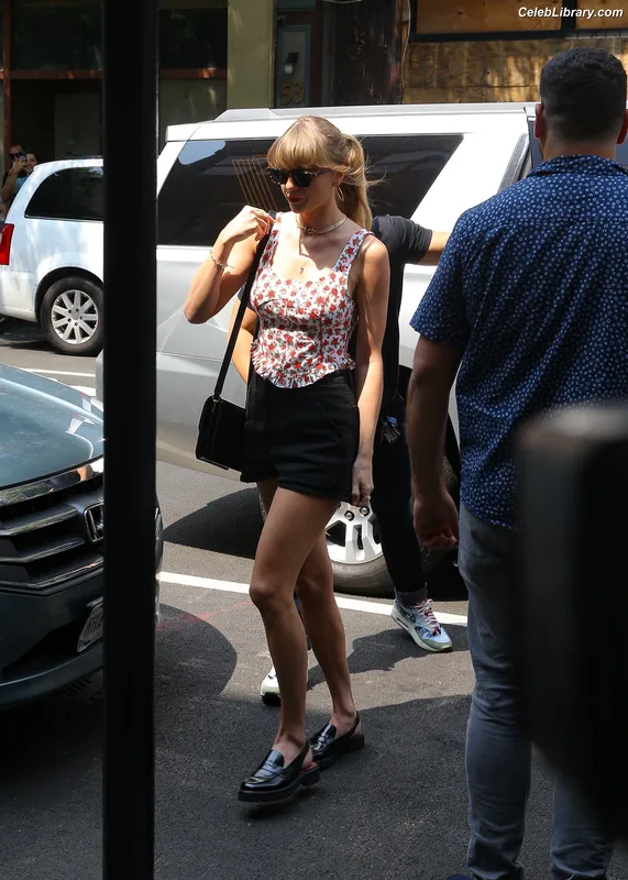 Taylor Swift photo 21 of 4190