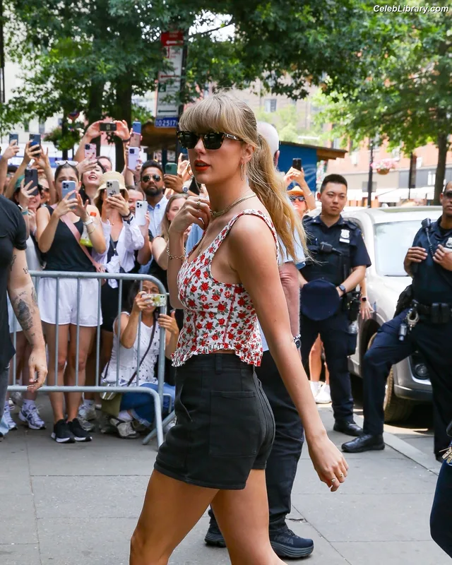 Taylor Swift photo 18 of 4190